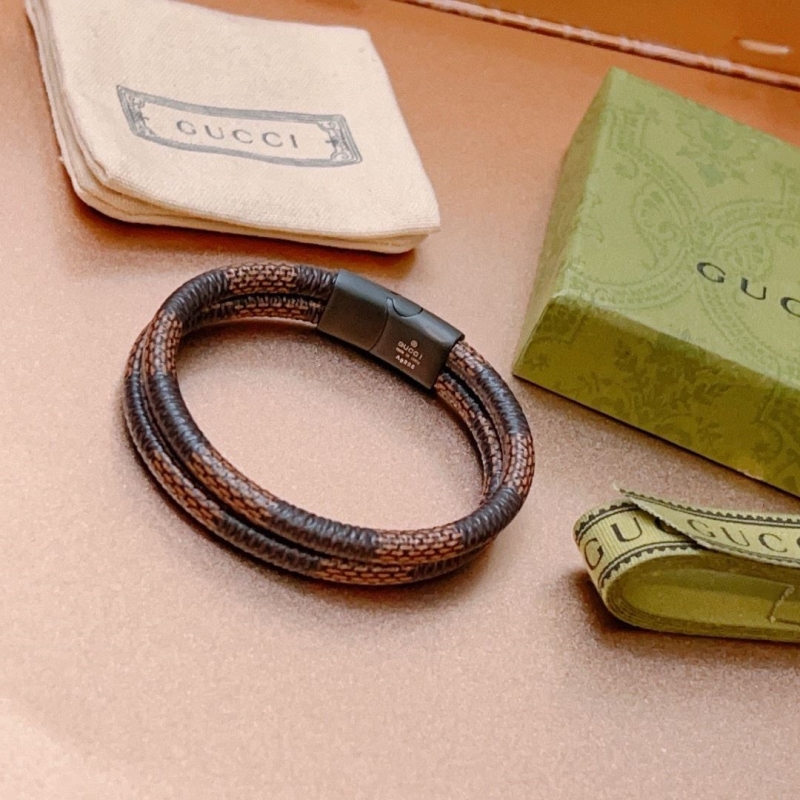G*u*i bracelets